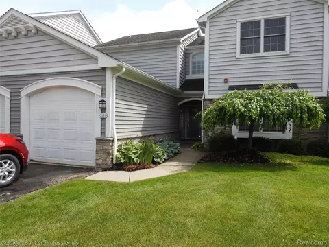 2139 Carriage Hill Cir, Lapeer, MI 48446
