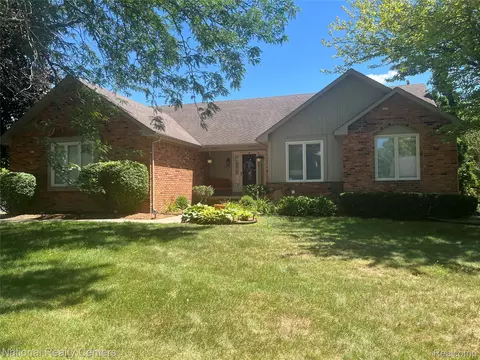 17610 Farmcrest Ln, Northville, MI 48168