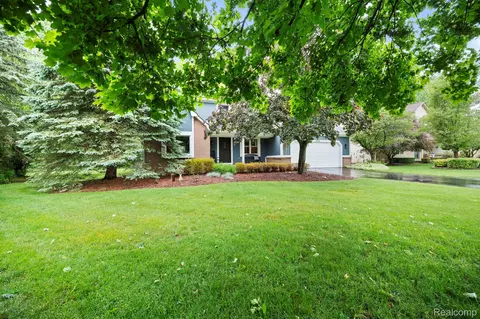 4386 Kelly Circle Dr, Commerce, MI 48390