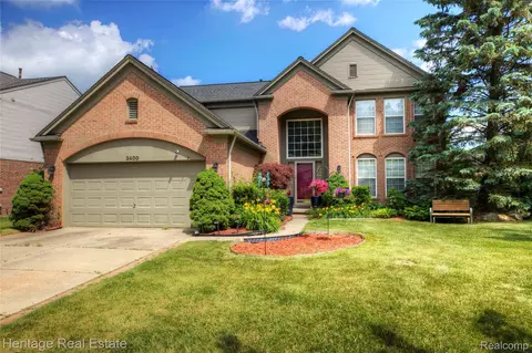 3400 Yosemite Dr, Orion, MI 48360