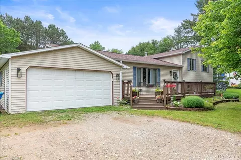 2471 Springfield Dr, Lapeer, MI 48446