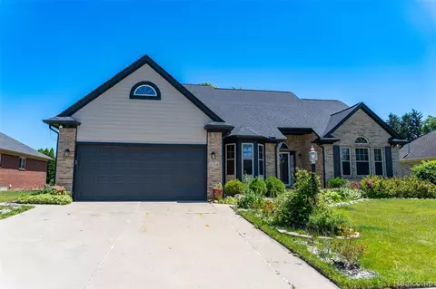 1134 Williamson Cir, Pontiac, MI 48340