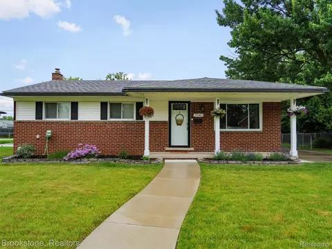 2542 Pall Mall Dr, Sterling Heights, MI 48310