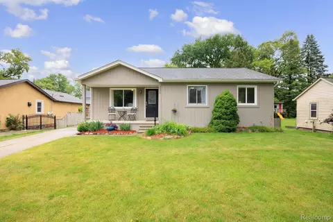 3295 Emmons Ave, Rochester Hills, MI 48307
