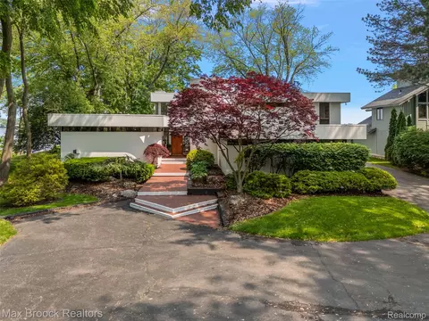 4540 Dow Ridge Rd, Orchard Lake Village, MI 48324