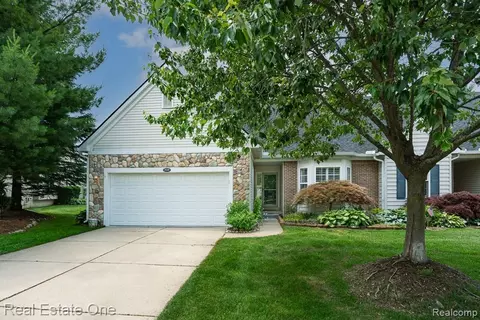 3529 Grove Ln, Auburn Hills, MI 48326