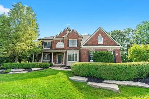 1924 Scenic Dr, Milford, MI 48380