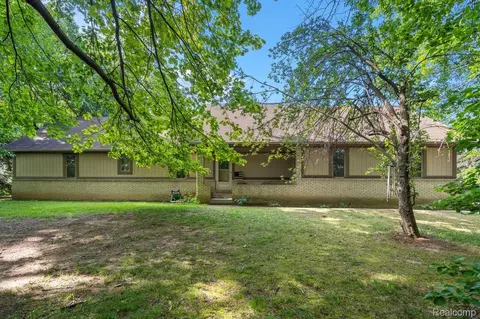 1500 Rustic Ln, Commerce, MI 48390