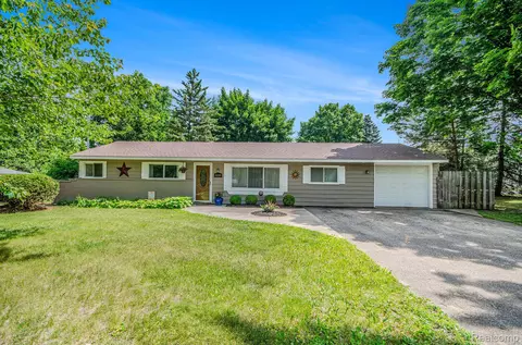 3200 Homestead Dr, Waterford, MI 48329