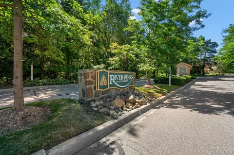 22180 River Pines Dr #UN/57, Farmington Hills, MI 48335