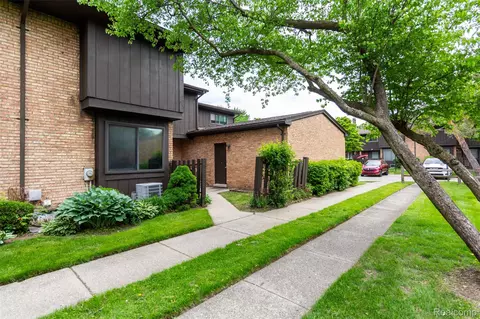 37331 Clubhouse Dr, Sterling Heights, MI 48312