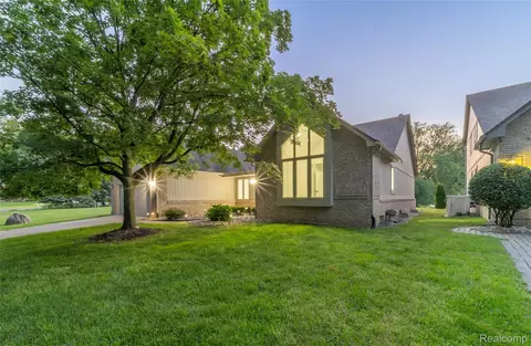 3145 Point Of The Woods Dr, West Bloomfield, MI 48324