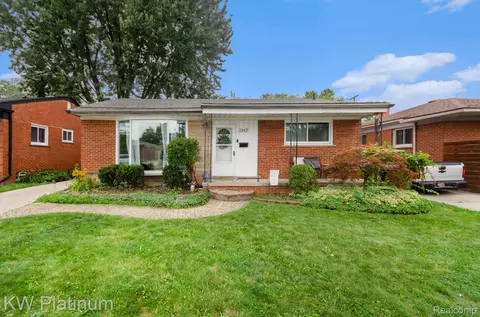 22607 Amherst St, Saint Clair Shores, MI 48081