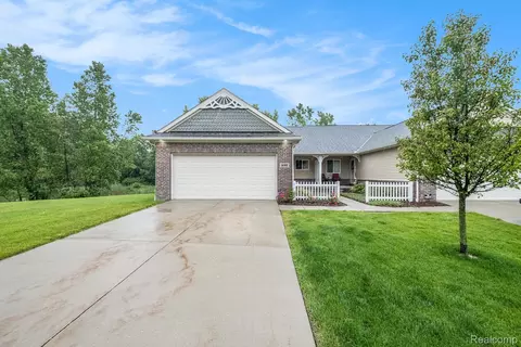 698 Shoreline Dr, Fenton, MI 48430