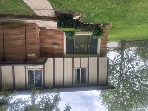 32306 Barclay Sq, Warren, MI 48093