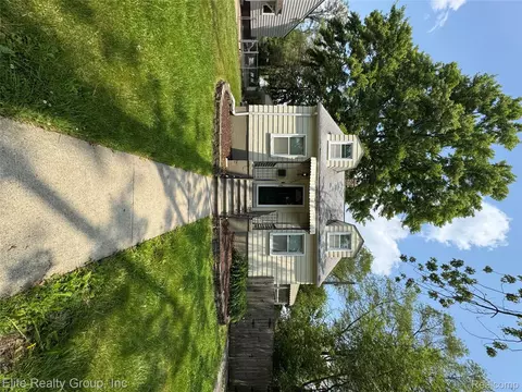 19455 Elkhart St, Harper Woods, MI 48225