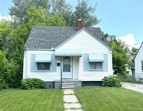 182 Crystal Lake Dr, Pontiac, MI 48341