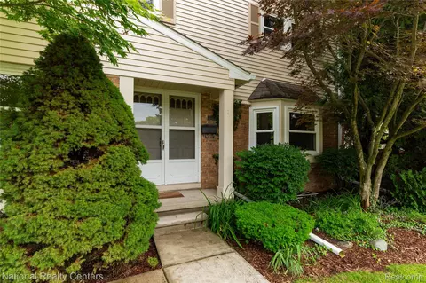 5107 Buckingham Pl, Troy, MI 48098