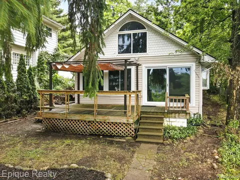 481 Heights Rd, Orion, MI 48362