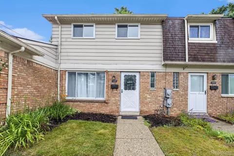 1381 Laurel Valley Dr, Waterford, MI 48327