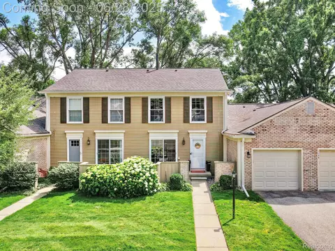 1123 Kings Cove Dr, Rochester Hills, MI 48306