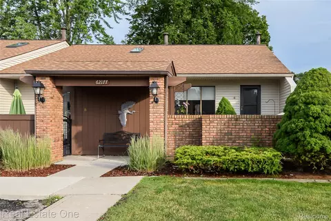 62177 Ticonderoga #6, South Lyon, MI 48178