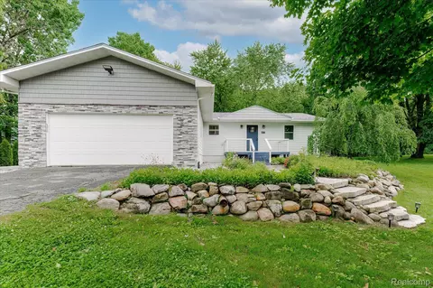 4072 Mill Lake Rd, Lake Orion, MI 48360