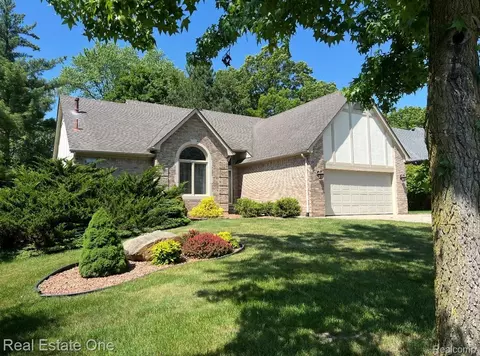 2184 Reagan Dr, Rochester Hills, MI 48309