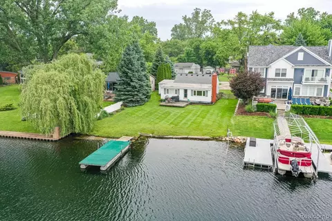 4675 Charest Ave, Waterford, MI 48327