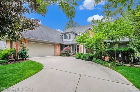 2752 Lenox Dr, Troy, MI 48098