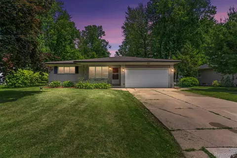 1304 Pickwick Pl, Flint, MI 48507