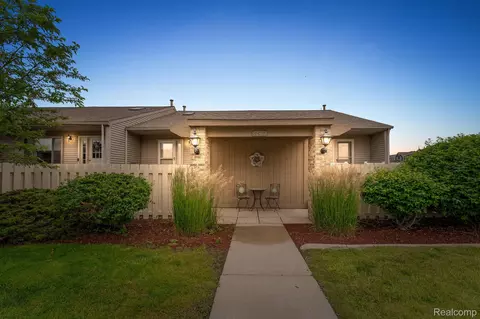 62402 Raleigh Ct #6, South Lyon, MI 48178