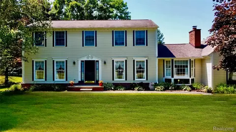 9276 Old Plank Ln, Brighton, MI 48114