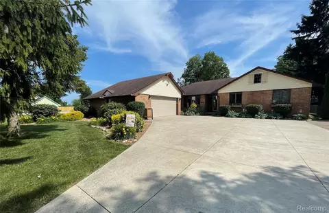 7666 Labo Rd, South Rockwood, MI 48179