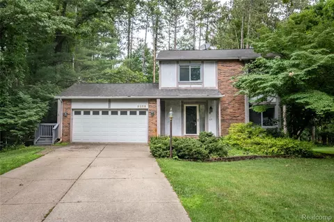 9268 Cumberland Ct, Commerce, MI 48390