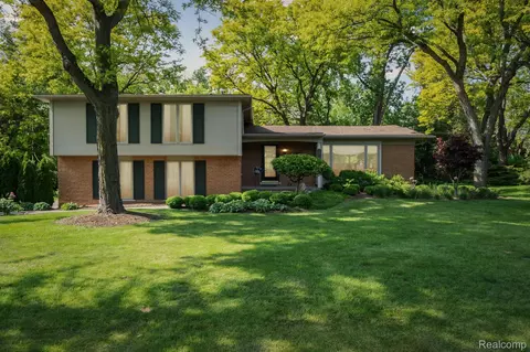 2650 Binbrooke Dr, Troy, MI 48084