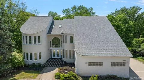 6358 Golden Ln, West Bloomfield, MI 48322
