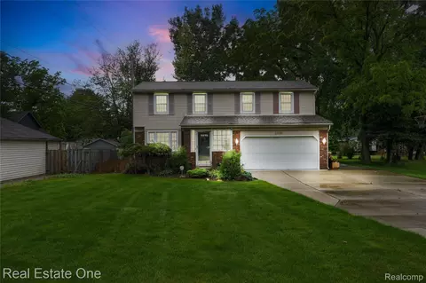 21462 Meridian Rd, Grosse Ile, MI 48138