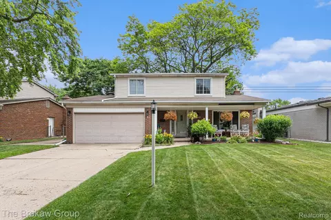40456 Meade Point Dr, Sterling Heights, MI 48313