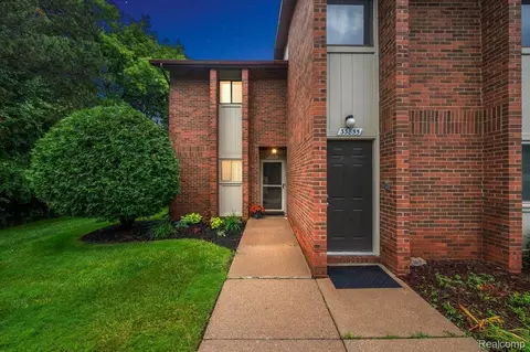 33847 Pondview Cir, Livonia, MI 48152