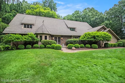 11921 Brandywine Dr, Brighton, MI 48114