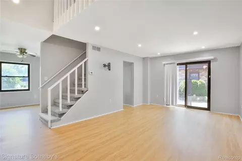 5025 Crooks Rd #42, Royal Oak, MI 48073