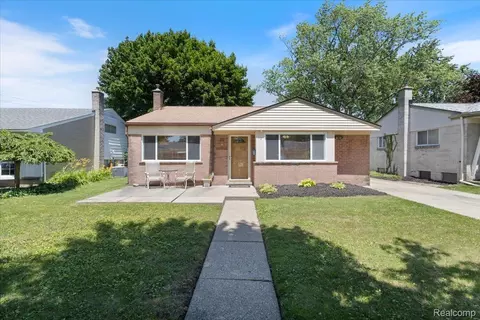 1070 Dreon Dr, Clawson, MI 48017