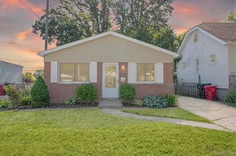 27878 Van Howe St, Roseville, MI 48066