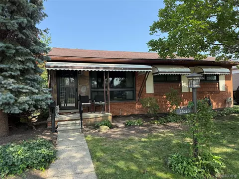 28820 Grant St, Saint Clair Shores, MI 48081
