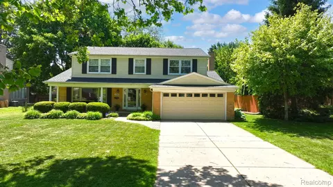 4180 Allegheny Dr, Troy, MI 48085