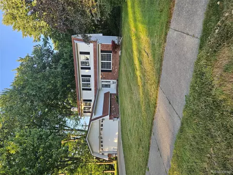3976 Bristol Dr, Troy, MI 48083
