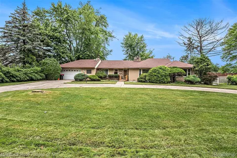 19100 Coral Gables St, Southfield, MI 48076