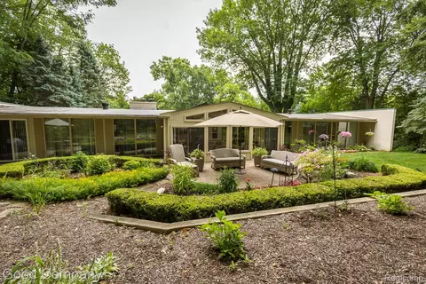 3788 Crestlake Dr, Bloomfield Hills, MI 48304