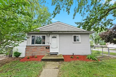 20410 Woodward St, Clinton Township, MI 48035